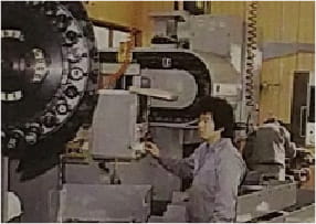 『1980年、森川社長が35歳の時に同業他社に先駆けて設備したマシニングセンター』の画像