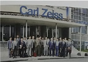 『森川社長が44歳の1989年、精密加工に注力する一環としてドイツのカールツァイス社を見学（前列左から2人目が本人）』の画像